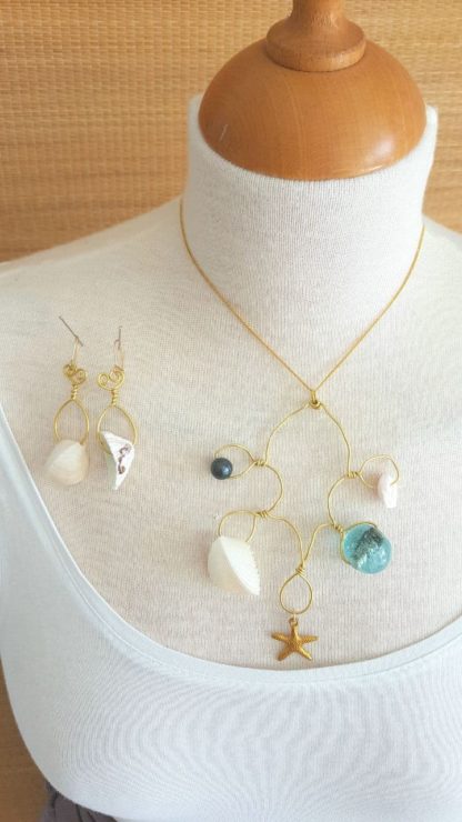 Golden wire necklace with pendants - Image 3